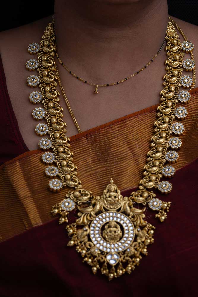White Kempu Bottu Mala with Round Lakshmi Nakshi Pendant