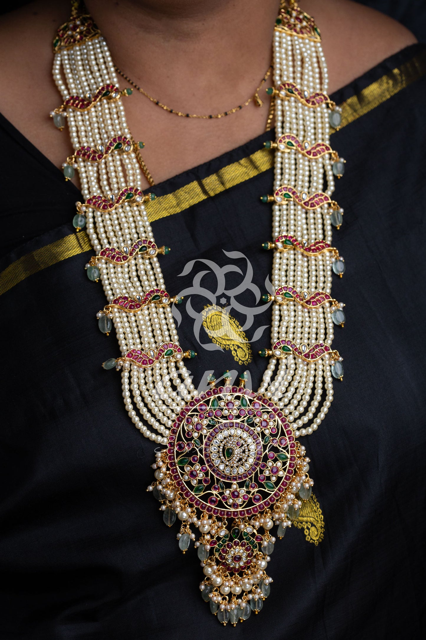 Kempu Rani Haar with White Pearls & Earrings