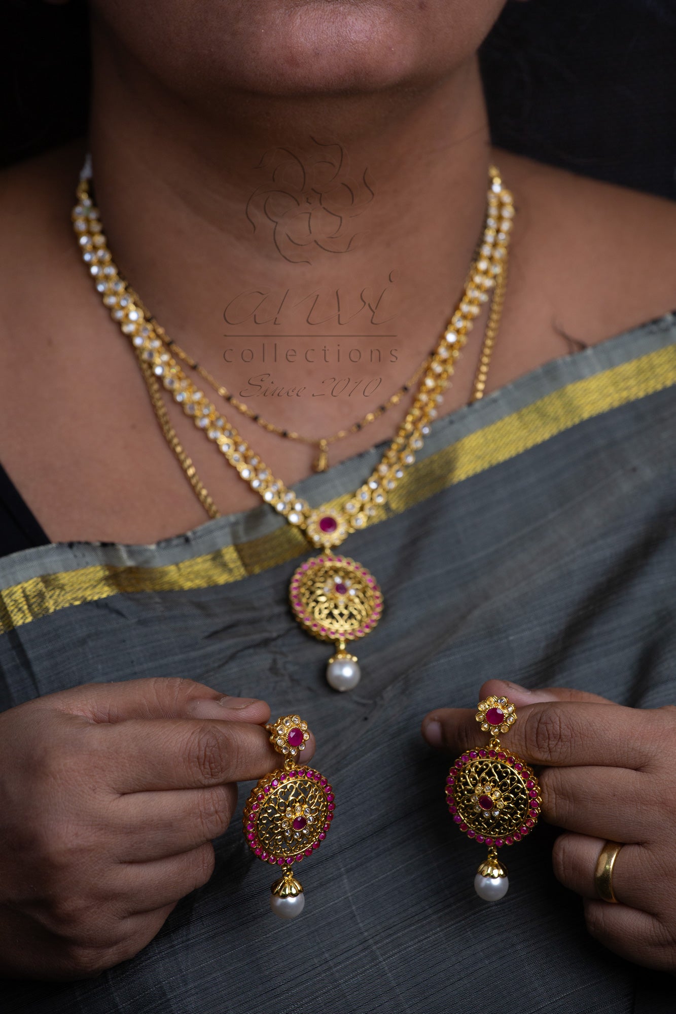 Uncut Stones Necklace with gold pendant and earrings