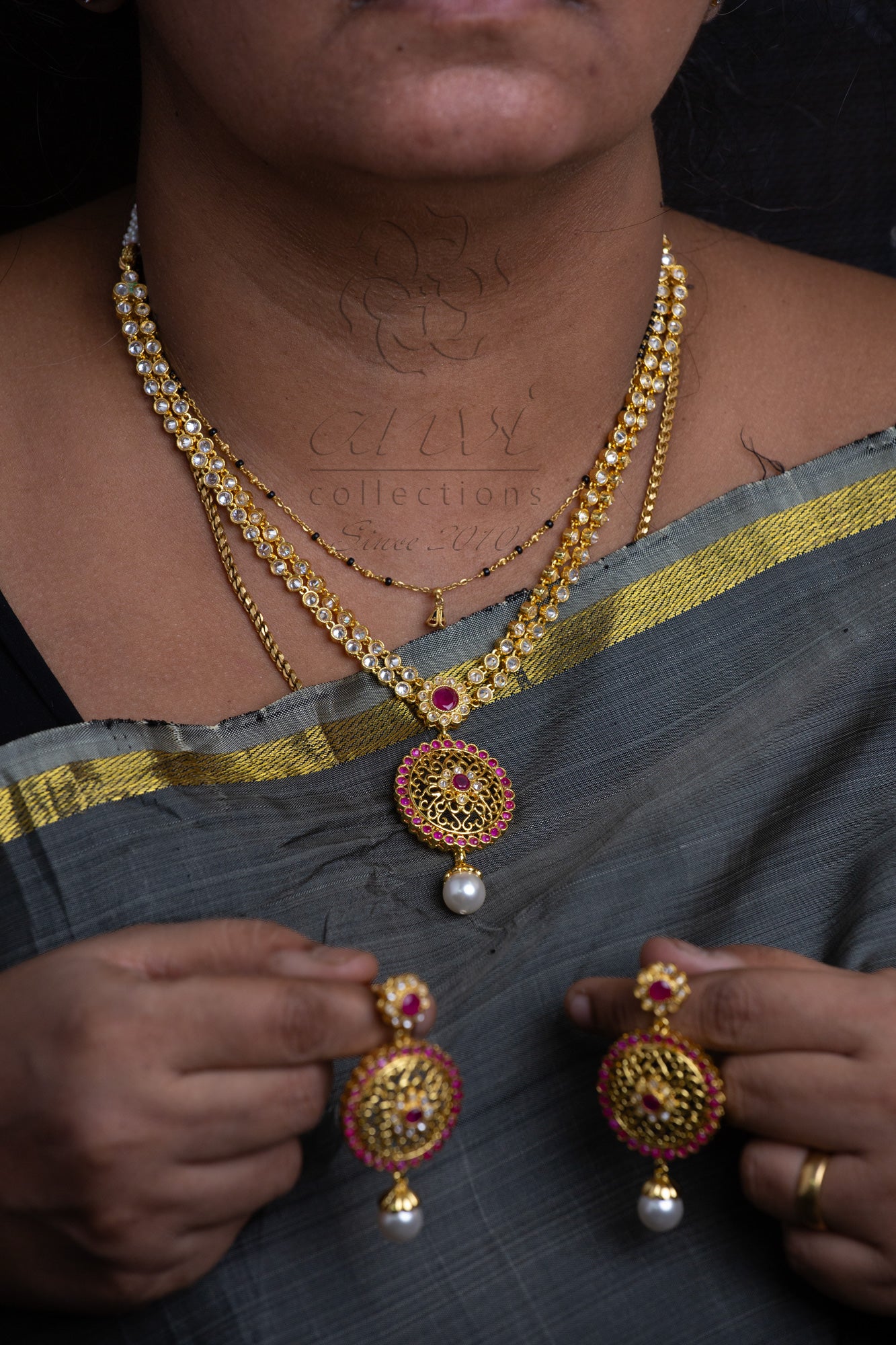 Uncut Stones Necklace with gold pendant and earrings