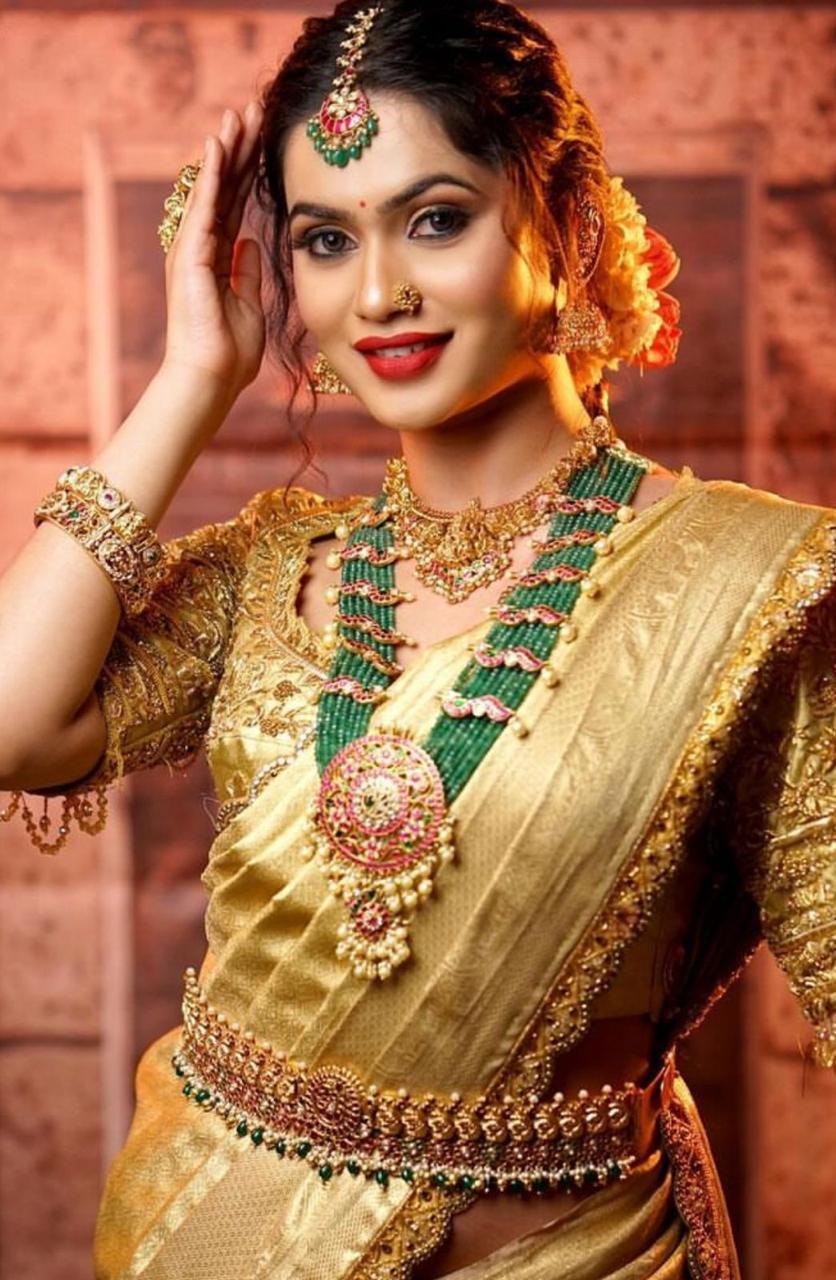 Kempu Rani Haar with Green Onyx Beads & Earrings